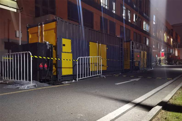 和平镇柴油发电机组的输出电压是如何调节的？