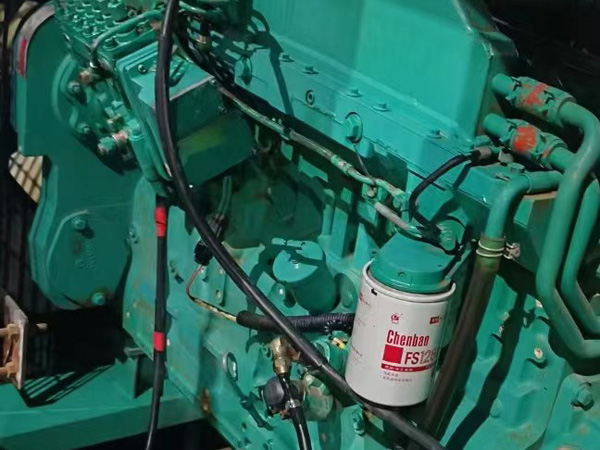 和平镇如何确定新的发电机组控制系统是否与原系统兼容？