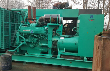 和平镇发电机组如何判断水冷式机油散热器内部是否需要清洗？